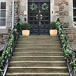 Historic Manoir In Normandy Elegance In A Semi-rural Setting Ideal For Groups And Families بيت للعطل