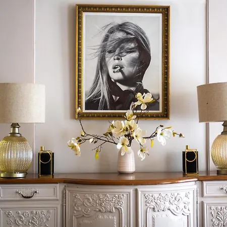 Dom wakacyjny Historic Manoir In Normandy Elegance In A Semi-rural Setting Ideal For Groups And Families