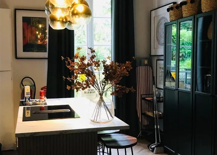 Historic Manoir In Normandy Elegance In A Semi-rural Setting Ideal For Groups And Families بيت للعطل